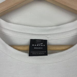 Gafas de sol Oakley vintage, camiseta blanca talla L imagen 5