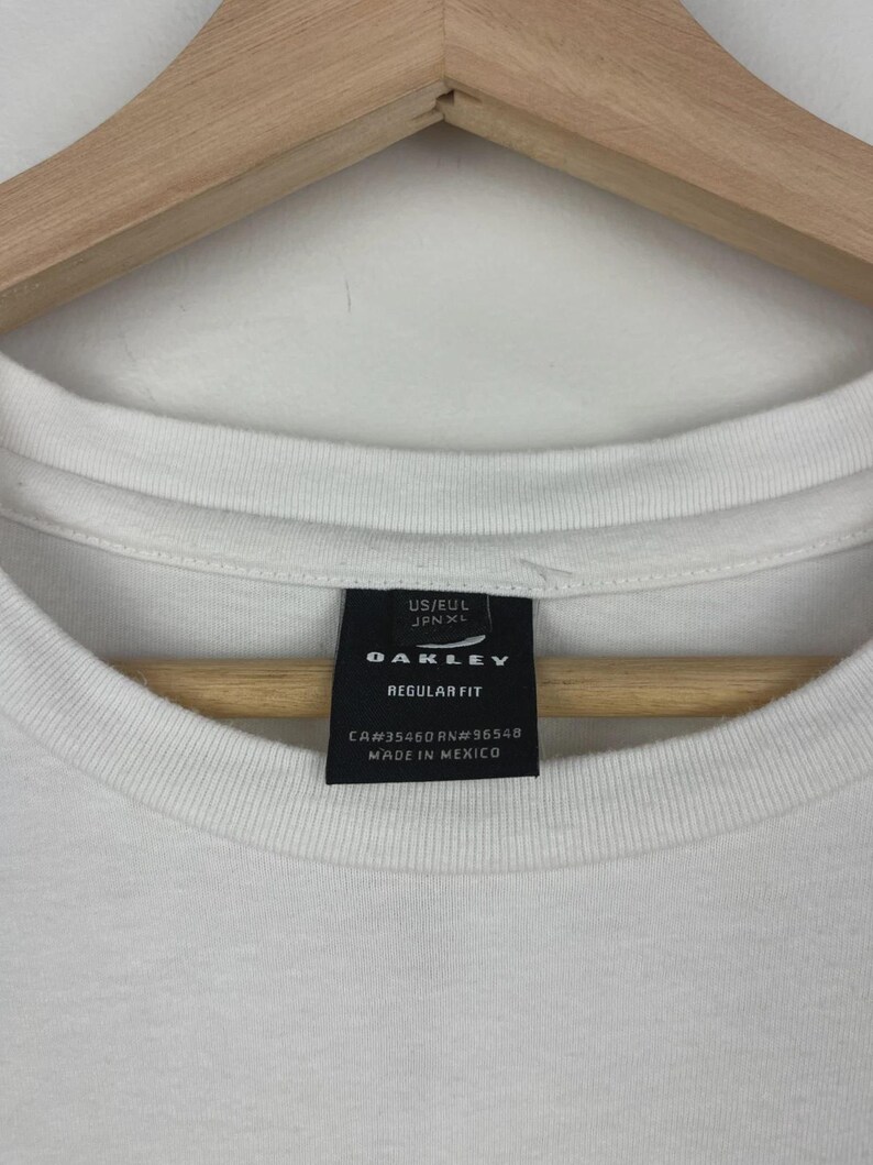 Gafas de sol Oakley vintage, camiseta blanca talla L imagen 5