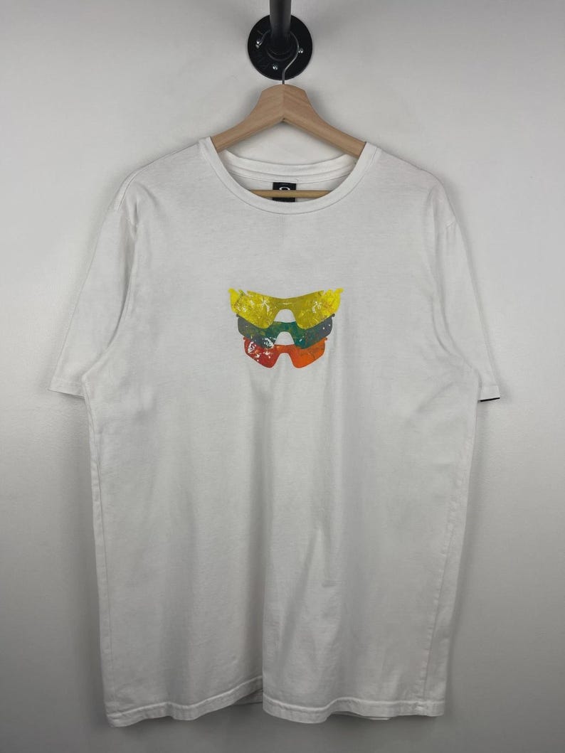 Gafas de sol Oakley vintage, camiseta blanca talla L imagen 1