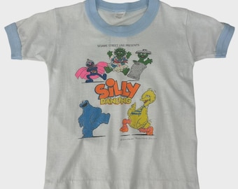 Camiseta infantil vintage de los 80 de Barrio Sésamo bailando de forma divertida, talla S (6/8).