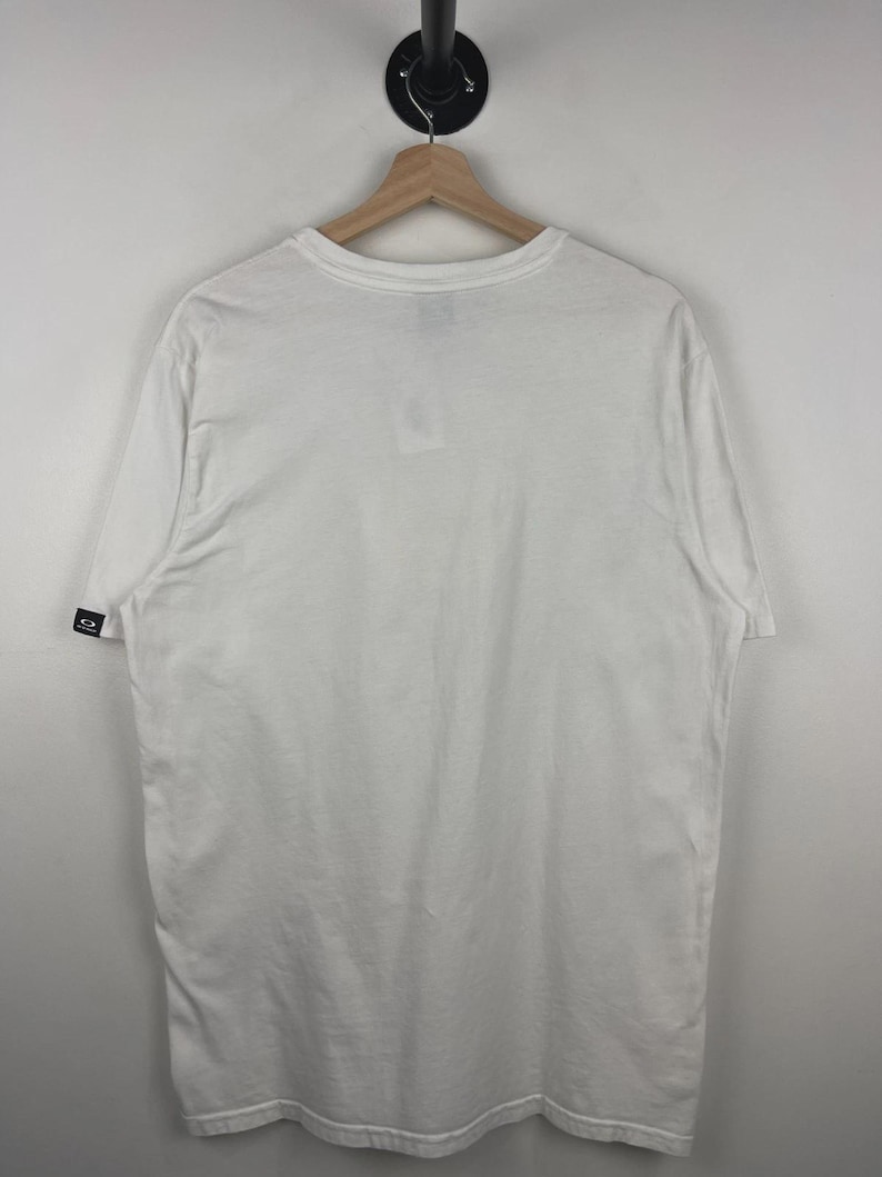 Gafas de sol Oakley vintage, camiseta blanca talla L imagen 2