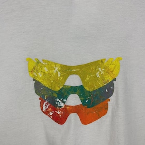 Gafas de sol Oakley vintage, camiseta blanca talla L imagen 3
