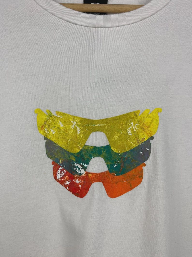 Gafas de sol Oakley vintage, camiseta blanca talla L imagen 3