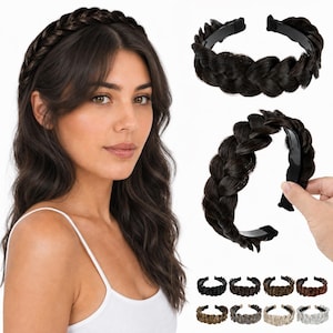 Op de afbeelding: Een donkerbruine gevlochten haarband met synthetische haarvezels bevestigd aan een zwart plastic frame. Het ontwerp bootst een klassieke vlecht met drie strengen na, wat zorgt voor een naadloze uitstraling. Meerdere kleurvarianten zijn afgebeeld.
