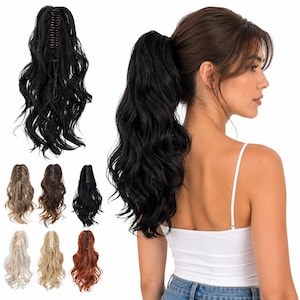 Puede incluir: Una extensión de coleta negra ondulada con una pinza de garra. El postizo tiene un diseño largo, voluminoso y texturizado con rizos sueltos. Se muestran varias variaciones de color de la misma extensión de cabello en una cuadrícula.