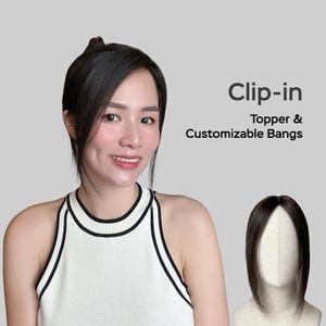 Könnte beinhalten: Ein dunkelbraunes Haarteil mit anpassbarem Pony und Clip-in-Design. Der Text Clip-in Topper & Customizable Bangs ist zu sehen. Das Haarteil wird auf einem Schaufensterpuppenkopf und von einer Person mit dunklem Haar präsentiert.