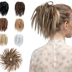 Op de afbeelding: Een selectie van synthetische haarelastiekjes in verschillende kleuren, waaronder zwart, bruin en blond. De elastiekjes zijn ontworpen om volume en stijl toe te voegen aan updo's. Een vrouw met blond haar draagt een soortgelijk elastiekje.