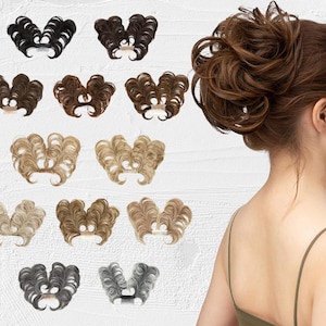 Puede incluir: Una variedad de extensiones de moño para el cabello en diferentes tonos de marrón, rubio y gris. Cada extensión de moño está peinada con cabello rizado u ondulado y se sujeta a un pequeño clip. La imagen también muestra a una mujer con un moño castaño.