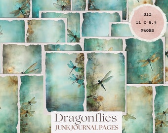 Puede incluir: Seis páginas de diario de chatarra de 11 x 8,5 pulgadas con un aspecto desgastado y vintage que presenta libélulas azules sobre un fondo azul verdoso y marrón. Las páginas se titulan "Dragonflies Junk Journal Pages".