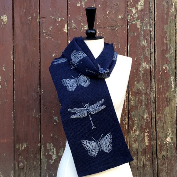 Foulard libellule et papillon bleu - écharpe en tricot bleu encre épaisse en laine mérinos, écharpe bleue imprimée insecte