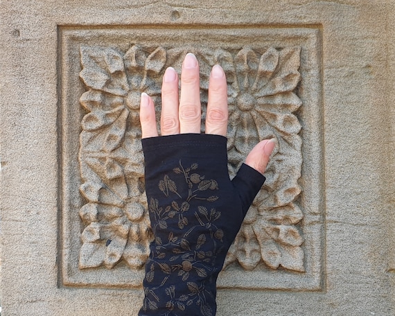 Black Korokio print merino wool fingerless gloves