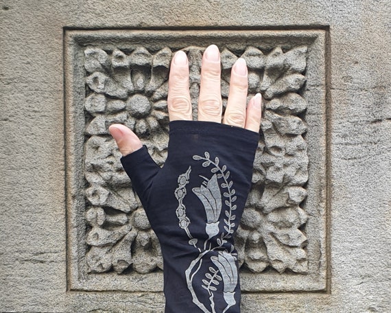 Black kowhai merino wool fingerless gloves