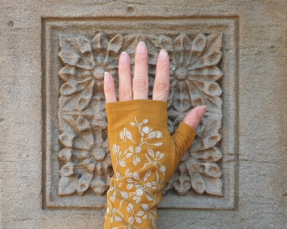 Ochre korokio print wool fingerless gloves