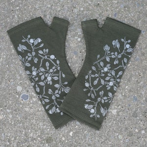 Green korokio print merino wool fingerless gloves