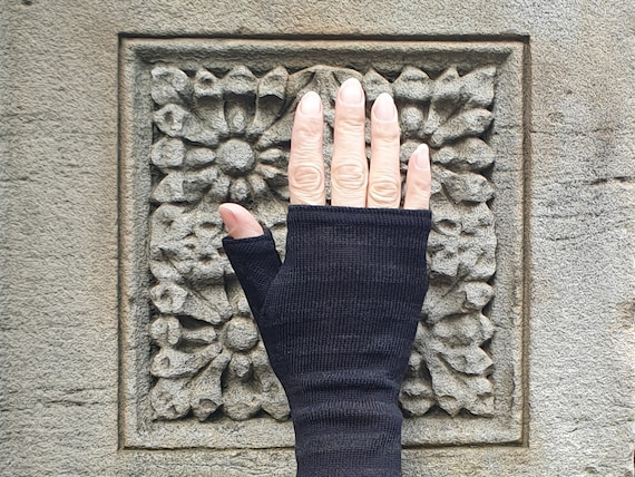 Black striped merino wool textured gloves