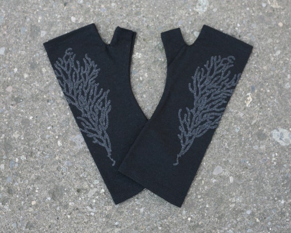 Black coral print merino wool gloves