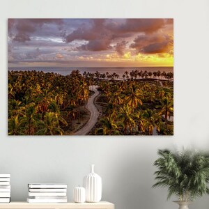 Tramonto vibrante su lussureggianti palme hawaiane e tortuose strade costiere con un'affascinante vista sull'oceano, poster da parete