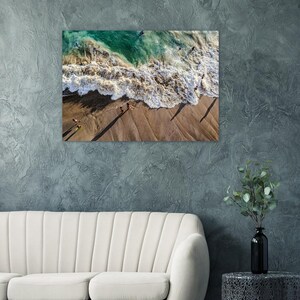 Spiaggia hawaiana vibrante, onde blu cristalline che si infrangono su una costa sabbiosa, poster fotografico di Tropical Dreams, arte murale