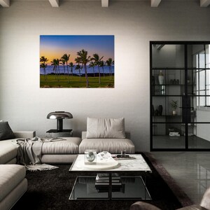 Póster de fotografía artística de bellas artes con palmera hawaiana, atardecer, vista al mar, paisaje costero crepuscular, sueños tropicales