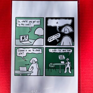 Op de afbeelding: Een stripverhaal met vier panelen, waarin een persoon met een wit hoofd en een zwarte omtrek te zien is. De persoon is aan het videobellen met een andere persoon. De persoon wordt vervolgens getoond terwijl hij zijn agenda controleert, op zijn telefoon scrollt en aan een tafel met een laptop zit. De strip bevat de tekst "So, what'd you get up to this week?", "uh.", "Gimme a sec to check gCal?", "doesn't remember the past two hours", "scroll scroll scroll", and "i swear i've done stuff".