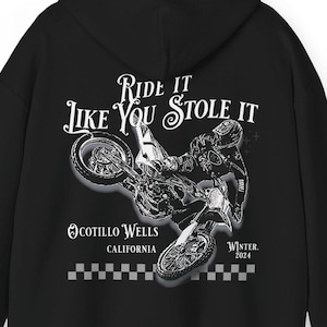 Puede incluir: Sudadera con capucha negra con un gráfico de motocicleta y el texto "Ride It Like You Stole It". El diseño incluye "Ocotillo Wells, California" y "Winter 2024". La sudadera tiene una capucha con cordón y un bolsillo tipo canguro.