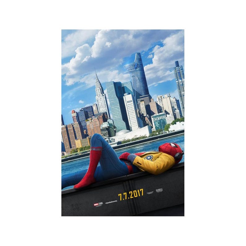 K&ouml;nnte beinhalten: Ein Filmplakat mit Spider-Man im Kost&uuml;m, der sich mit einer Skyline im Hintergrund ausruht. Das Plakat enth&auml;lt das Datum "7.7.2017" unten. Die Figur tr&auml;gt einen rot-blauen Anzug mit einer gelben Jacke.