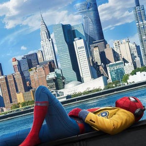 K&ouml;nnte beinhalten: Ein Filmplakat mit Spider-Man in seinem Kost&uuml;m, der sich vor einer Stadtkulisse entspannt. Das Datum "7.7.2017" ist zu sehen. Der Superheld tr&auml;gt einen rot-blauen Anzug mit einer gelben Jacke.