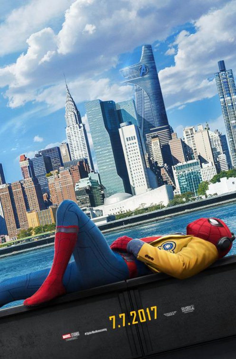 K&ouml;nnte beinhalten: Ein Filmplakat mit Spider-Man in seinem Kost&uuml;m, der sich vor einer Stadtkulisse entspannt. Das Datum "7.7.2017" ist zu sehen. Der Superheld tr&auml;gt einen rot-blauen Anzug mit einer gelben Jacke.