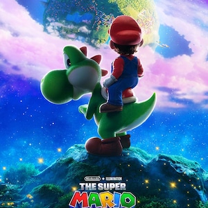 Puede incluir: Cartel de la pel&iacute;cula "The Super Mario Galaxy Movie". Mario, con gorra roja y mono azul, monta un Yoshi verde. Un planeta con un castillo flota en el cielo. El t&iacute;tulo de la pel&iacute;cula est&aacute; en texto 3D colorido.