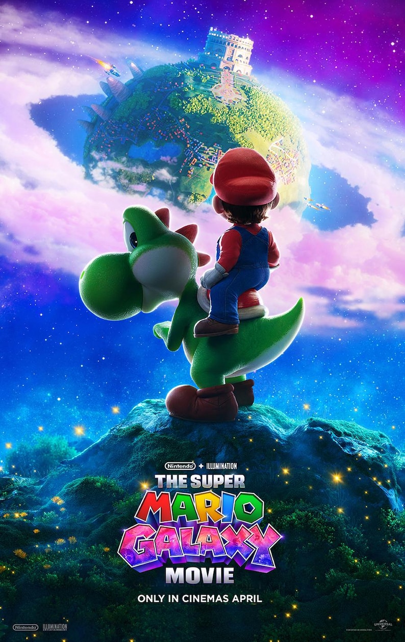Puede incluir: Cartel de la pel&iacute;cula "The Super Mario Galaxy Movie". Mario, con gorra roja y mono azul, monta un Yoshi verde. Un planeta con un castillo flota en el cielo. El t&iacute;tulo de la pel&iacute;cula est&aacute; en texto 3D colorido.