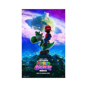 Puede incluir: Cartel de la pel&iacute;cula "The Super Mario Galaxy Movie". Mario, con gorra roja y mono azul, monta a Yoshi, un dinosaurio verde, sobre un fondo de planeta y cielo estrellado. El t&iacute;tulo de la pel&iacute;cula est&aacute; en una fuente colorida y estilizada.