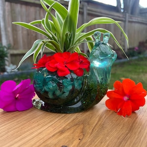 Whimsical Snail-Shaped Plant Pot – Unique Resin Planter for Home Décor