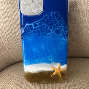 Handgemaakt telefoonhoesje van Ocean Wave-hars met zeesteraccent - Beach Vibes in je zak!