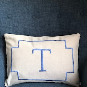 Monogrammed Blue and ivory Lumbar Pillow, Small Rectangle Lumbar Pillows, Personalized Monogram Throw Pillow Cover 12x 18 画像 4