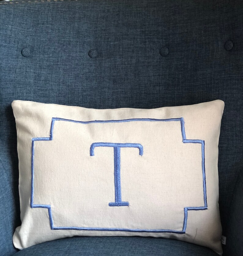 Monogrammed Blue and ivory Lumbar Pillow, Small Rectangle Lumbar Pillows, Personalized Monogram Throw Pillow Cover 12x 18 画像 4