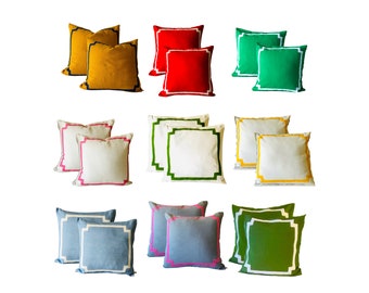 Pode incluir: Nove almofadas decorativas com bordas e tecidos de diferentes cores. As almofadas estão dispostas em três filas de três. As almofadas são todas do mesmo tamanho e formato. As almofadas são feitas de um tecido macio e confortável.