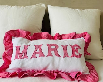 Gepersonaliseerde naam kussensloop, roze wit sierkussen, custom babykamerdecoratie