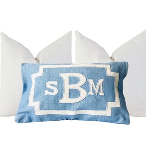 Kussensloop appliqué blauw Lumar kussen met gepersonaliseerd monogram voor babykamer Aangepast slaapzaalkussen