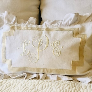 Capa de Almofada Lombar Monogramada, Capas de Almofada Lombar Monograma Ruffle