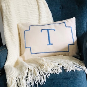 Almohada lumbar con monograma, almohadas lumbares rectangulares pequeñas, funda de almohada con monograma personalizado, regalo para el Día de la Madre.