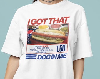Könnte beinhalten: Weißes T-Shirt mit einer Grafik im Vintage-Stil von einem Hotdog, einem Soda und dem Text "IGOT THAT" und "DOGINME". Die Grafik enthält auch den Preis "1.50" und den Text "1/4 POUND PLUS ALL BEEF HOT DOG AND 20 oz. SODA (With Refill) 540-960 cal."
