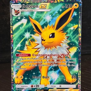 Op de afbeelding: Een holografische Jolteon EX Pokémon-verzamelkaart. De kaart toont een geel en wit Jolteon-personage met de tekst "Jolteon EX" en "Mach Bolt". De kaart heeft een groen-gele achtergrond met 140 HP.