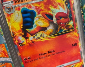 Puede incluir: Una carta de comercio de Pokemon con Infernape ex, un Pokemon de tipo fuego con un cuerpo rojo y naranja y una cola amarilla y azul. La carta tiene un acabado holográfico y está en excelente estado. El texto de la carta dice "Flare Blitz: Descarta toda la energía de este Pokemon."