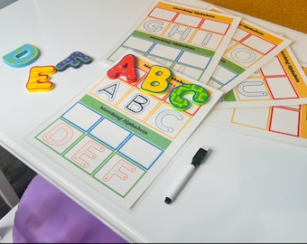 Puede incluir: Un juego de cuatro tarjetas de coincidencia de alfabeto de colores con un marcador de borrado en seco. Las tarjetas tienen las letras A, B, C, D, E, F, G, H, I, O, U y C impresas en ellas. Las letras están en un contorno punteado para trazar.