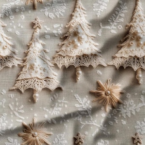 Op de afbeelding: Close-up van crèmekleurige stof met geborduurde kerstbomen en stervormige ornamenten. De bomen zijn versierd met kant en parels, en de sterren zijn gemaakt van geweven draad. Het thema is feestelijk en decoratief.