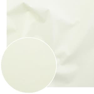 Op de afbeelding: Close-up van een crèmekleurige stof met subtiele plooien en texturen. Een cirkelvormige inzet benadrukt het gladde oppervlak van de stof. De afbeelding presenteert een zachte, neutrale achtergrond, geschikt voor diverse knutsel- of designprojecten.