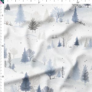 以下が含まれることがあります： 冬の風景デザインの生地。青、グレー、白の色合いの木々が描かれた雪景色が特徴です。小さな星が背景に散りばめられ、穏やかで冬らしい雰囲気を作り出しています。クラフトプロジェクトに最適です。
