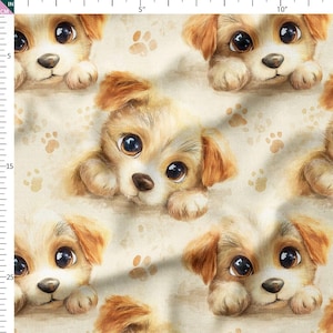 Op de afbeelding: Stof met een herhalend patroon van schattige puppy's met grote, expressieve ogen en floppy oren. De puppy's zijn in tinten van bruin en beige, met pootafdrukken verspreid over de gebroken witte achtergrond.