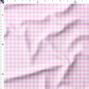Könnte beinhalten: Nahaufnahme eines rosa-weiß karierten Stoffes. Der Stoff ist gefaltet, wodurch weiche Schatten und Texturen entstehen. Das Muster ist ein klassisches Karomuster mit gleichmäßig verteilten Quadraten. Die Farbpalette ist weich und feminin.