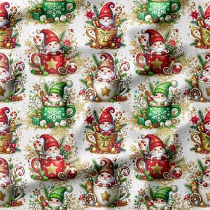 以下が含まれることがあります： ティーカップに入ったクリスマスのノームの繰り返しパターン。ノームは赤と緑の帽子をかぶり、キャンディケイン、星、雪の結晶などのお祝いの装飾に囲まれています。ティーカップは赤、緑、金、白です。